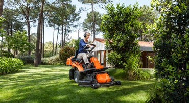 Husqvarna Aufsitzmäher auf einer Rasenfläche